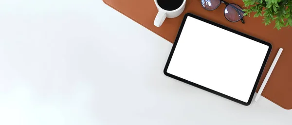 Minimaler Arbeitsplatz Mit Digitalem Tablet Stift Kaffeetasse Und Zimmerpflanze Auf — Stockfoto