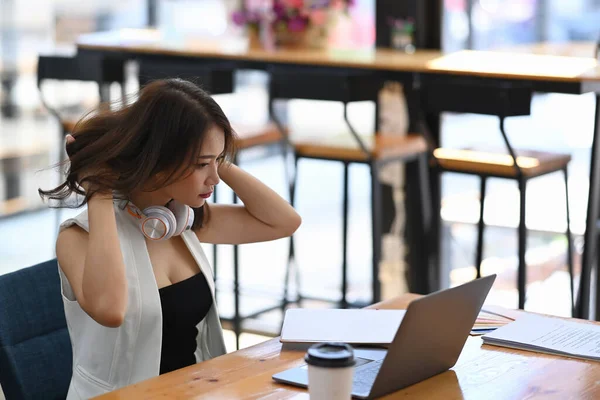 이어폰을 카페에 노트북으로 일하는 — 스톡 사진