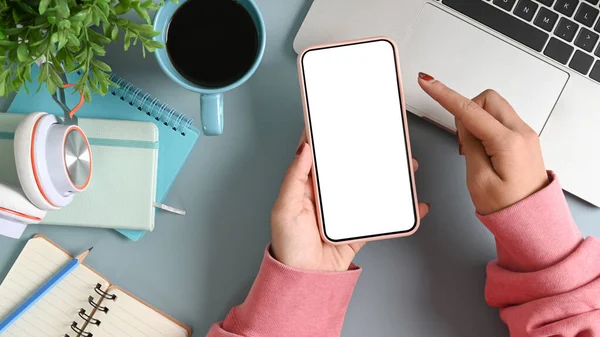 Ofis Masasında Boş Ekranlı Cep Telefonu Tutan Şık Bir Kadın — Stok fotoğraf