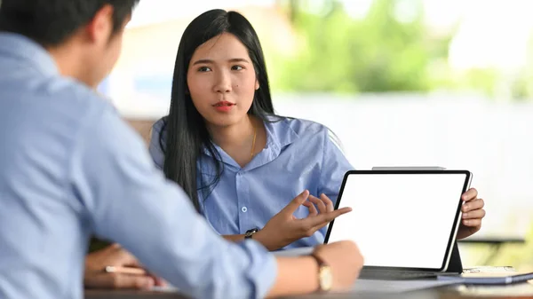 Businesswoman Showing Explaining Information Digital Tablet Her Colleague — Φωτογραφία Αρχείου