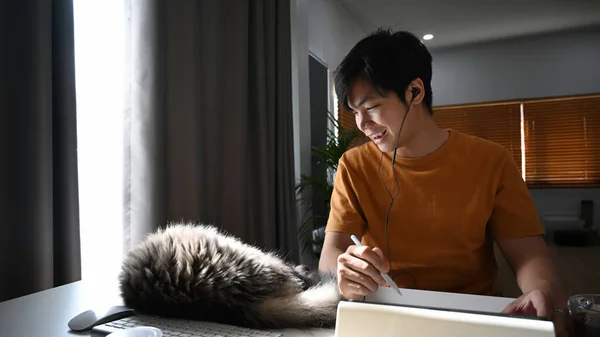 Uomo Felice Guardando Suo Gatto Lavorando Online Con Tablet Digitale — Foto Stock
