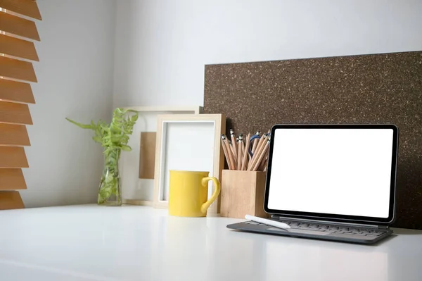白い机の上に空の画面 観葉植物 鉛筆ホルダーとコーヒーカップを持つコンピュータのラップトップ — ストック写真