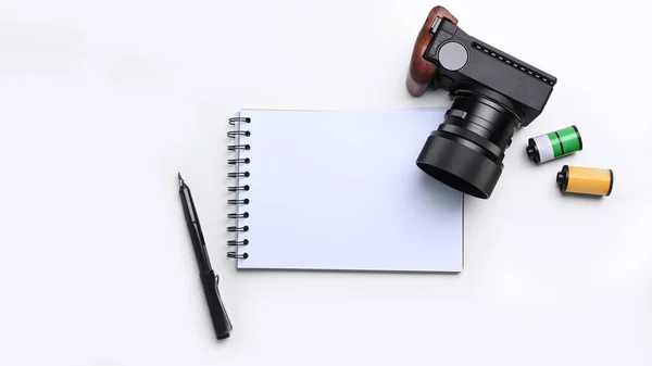 Vista Superior Del Cuaderno Vacío Cámara Espacio Trabajo Del Fotógrafo —  Fotos de Stock