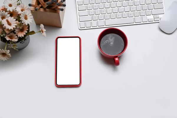 コーヒーカップ ヘッドフォン ノートブック キーボードのあるモダンなワークスペースを白いテーブルの上に表示 — ストック写真