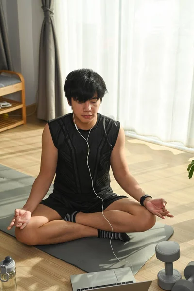 Joven Guapo Escuchando Música Auriculares Practicando Yoga Esterilla Yoga Casa — Foto de Stock