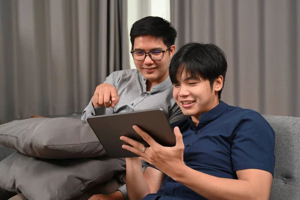 Ázsiai Homoszexuális Pár Szörfözik Interneten Digitális Miközben Kanapén Homoszexuális Lmbt — Stock Fotó