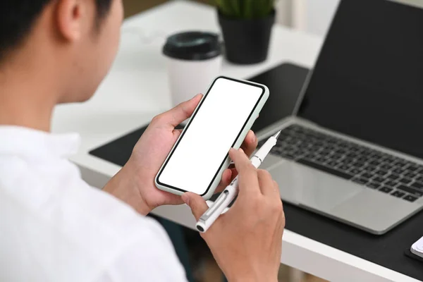 View Shoulder Businessman Holding Pen Using Smart Phone Office — Stok fotoğraf