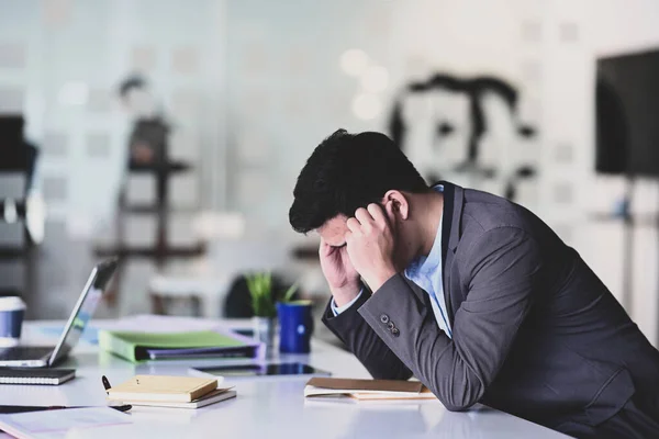 Stressiger Junger Geschäftsmann Hält Den Kopf Hin Und Fühlt Sich — Stockfoto