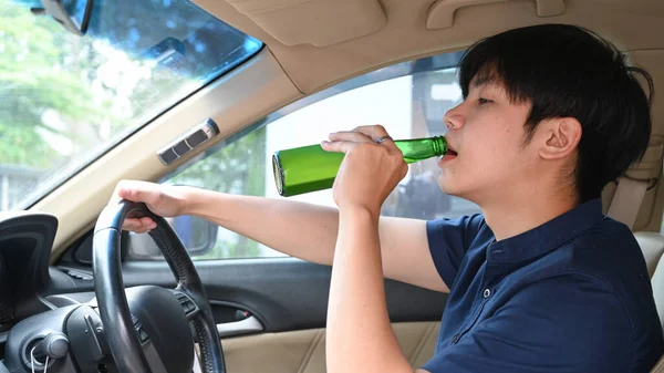 Jovem Asiático Bebendo Cerveja Enquanto Dirige Carro Condução Sob Influência — Fotografia de Stock