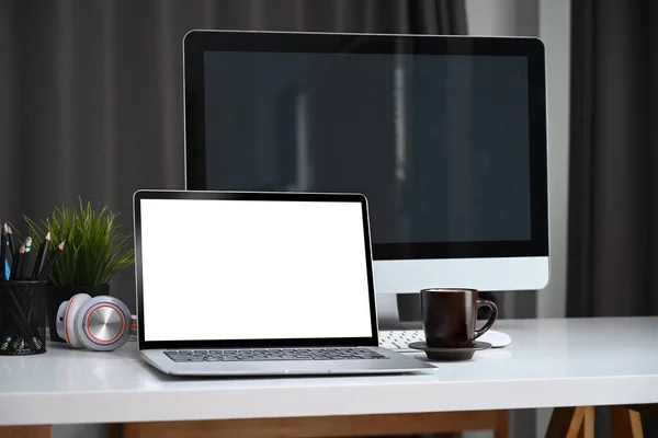 Modern Workspace Laptop Computer Blank Screen White Table — Foto de Stock