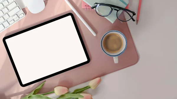 Digitales Tablet Mit Weißem Bildschirm Und Stift Auf Weiblichem Arbeitsplatz — Stockfoto