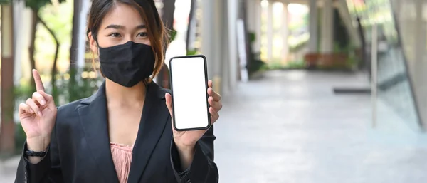 Zakenvrouw Draagt Beschermend Masker Met Mobiele Telefoon Met Blanco Scherm — Stockfoto