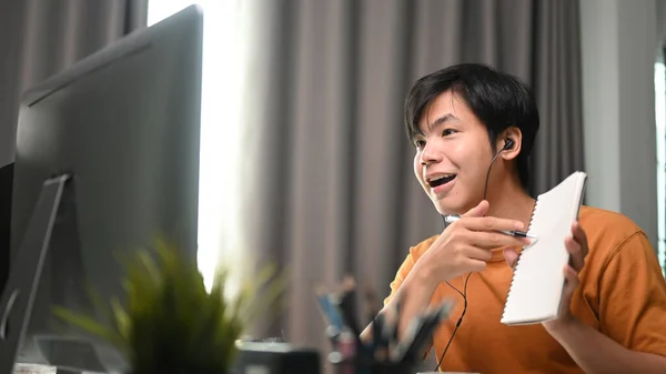 Asiatico Uomo Avendo Video Chiamata Con Sua Colleghi Mentre Seduta — Foto Stock