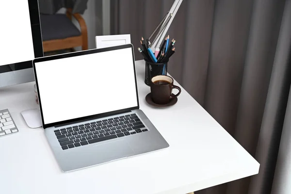 Computador Portátil Com Tela Branco Mesa Branca Escritório Casa — Fotografia de Stock