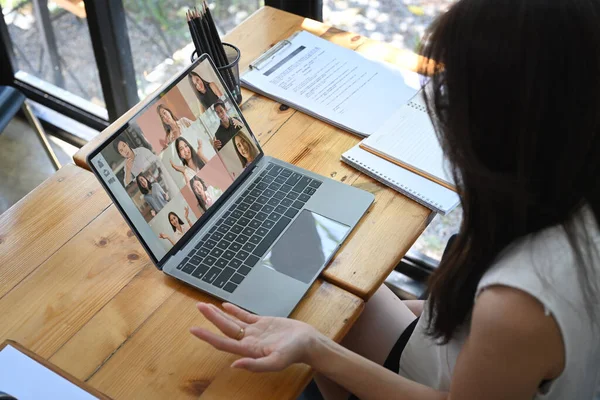 Giovane Donna Asiatica Con Videochiamata Con Diversi Colleghi Sul Computer — Foto Stock