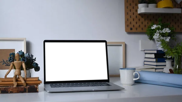 Computer Laptop Empty Screen Office Supplies White Table — Φωτογραφία Αρχείου