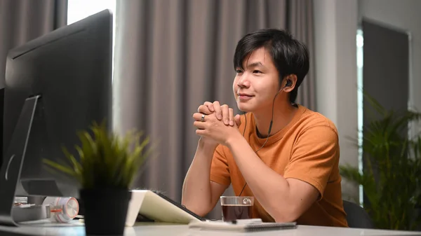 Junger Asiatischer Mann Trägt Kopfhörer Und Schaut Webinar Hause — Stockfoto
