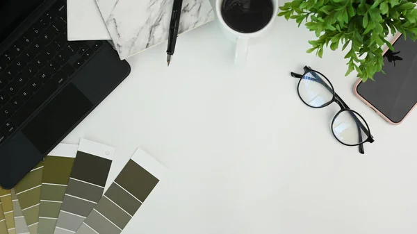 Graphic Designer Workspace Notebook Glasses Houseplant Smart Phone Keyboard Color — Stock fotografie