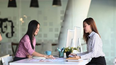 Yaratıcı web tasarımcı grubu cep telefonu için uygulama ve şablon düzeni ve çerçeve geliştirmeyi planlıyor.