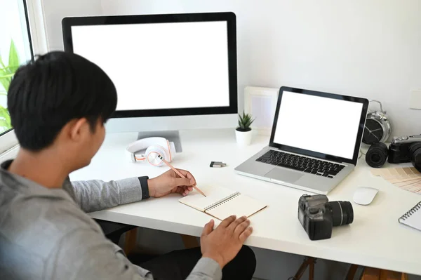 Grafisk Formgivare Eller Fotograf Noterar När Han Sitter Framför Flera — Stockfoto