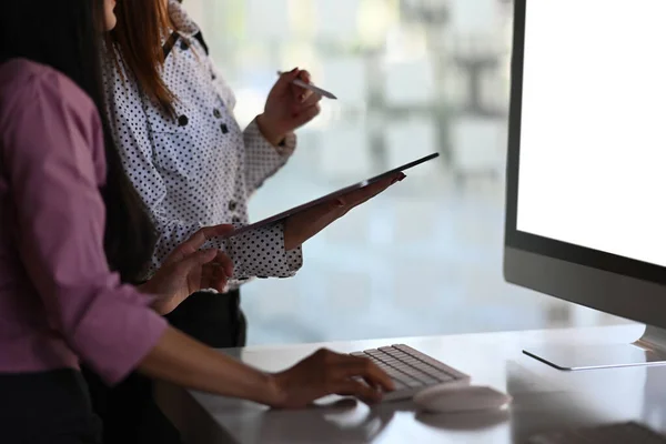 Recortado Toma Desarrollador Diseñador Están Utilizando Tableta Discutir Ideas Para — Foto de Stock