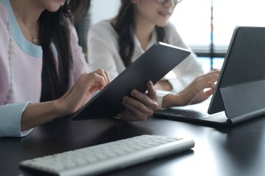 İki iş kadınının görüntüsü güncel projeleri için labirent hakkında önemli bilgiler arıyor..