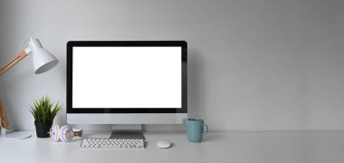 Boş ekran masaüstü bilgisayarının, ofis malzemelerinin ve ev bitkisinin maket resmi. Grafik görüntüleme kurgusu için boş ekran.