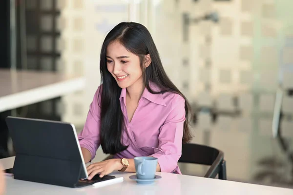 Tiro Uma Jovem Empresária Sentada Mesa Escritório Trabalhando Tablet Computador — Fotografia de Stock