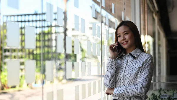 Uma Empresária Alegre Está Falando Telefone Enquanto Está Perto Uma — Fotografia de Stock