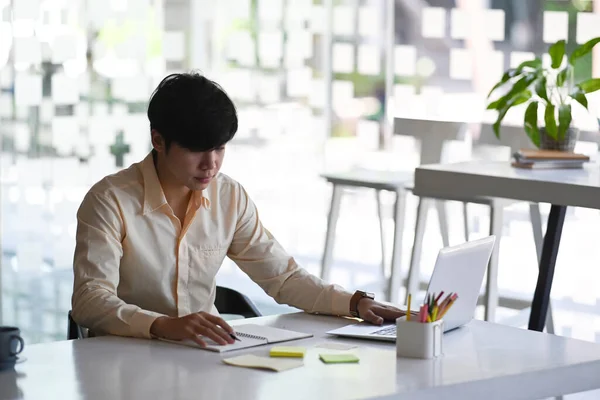 Bir Adamı Internette Bilgisayarla Çalışıyor Modern Bir Ofiste Otururken Notlar — Stok fotoğraf