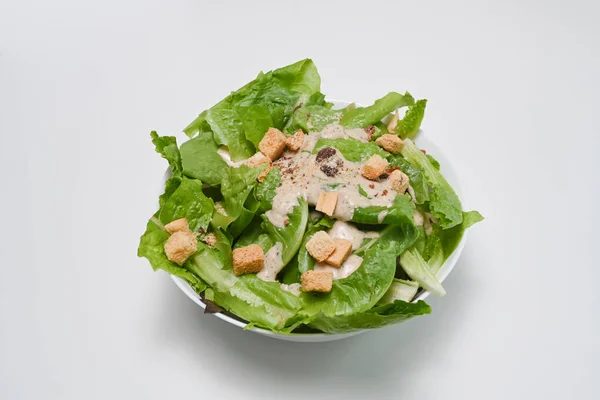 Salade César Fraîche Dans Bol Isolé Sur Fond Blanc — Photo