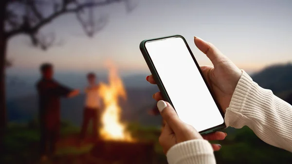 Akıllı Telefon Tutan Kadın Turist Elleri Gece Kamp Ateşinin Yanındaki — Stok fotoğraf