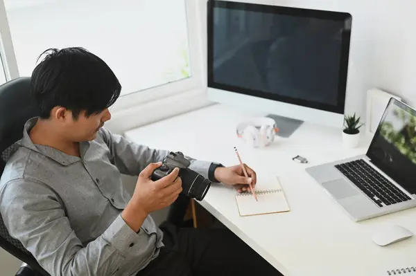Ung Fotograf Tittar Sina Tagna Bilder Sin Kamera Medan Han — Stockfoto