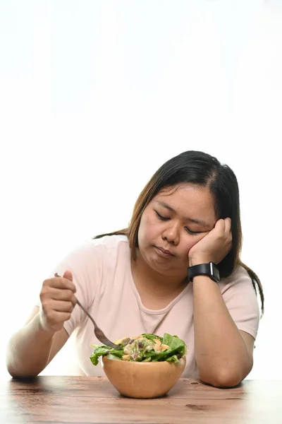 Retrato Mulher Com Sobrepeso Está Cansado Restrições Dieta Comer Salada — Fotografia de Stock