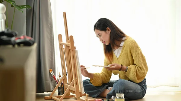 Vista Lateral Uma Jovem Artista Feminina Está Pintando Tela Enquanto — Fotografia de Stock