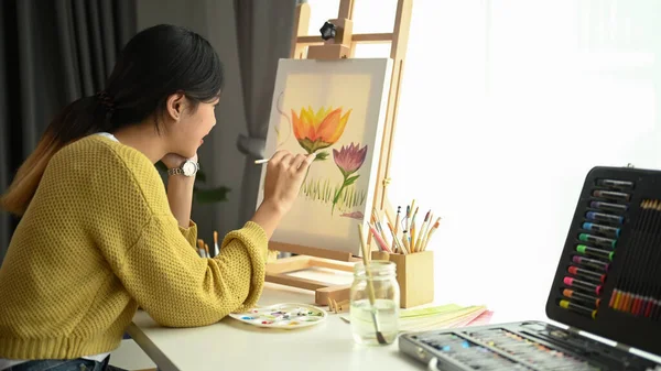 若い女性アーティストのショットは スタジオで絵画に取り組んでいます — ストック写真