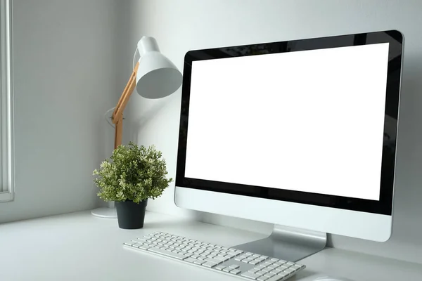 Obszar Roboczy Białym Komputerem Stacjonarnym Lampą Rośliną Pusty Ekran Montażu — Zdjęcie stockowe