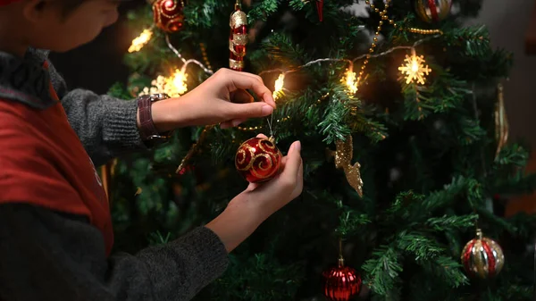 Mladá Žena Svetru Zdobí Vánoční Stromeček Ozdoby Obývacím Pokoji Doma — Stock fotografie