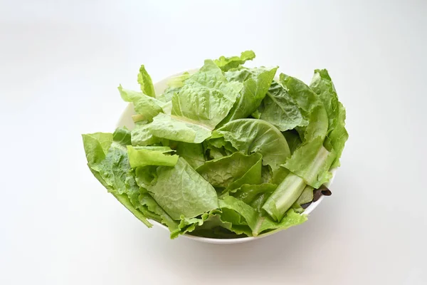 Свіжий Зелений Салат Мисці Ізольований Білому Тлі — стокове фото
