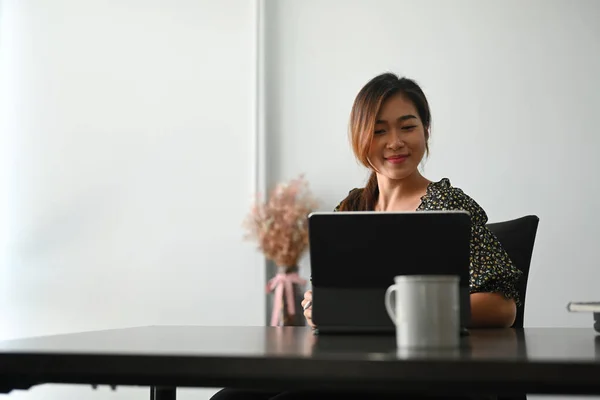 Tiro Uma Mulher Negócios Alegre Está Sentado Atrás Seu Laptop — Fotografia de Stock