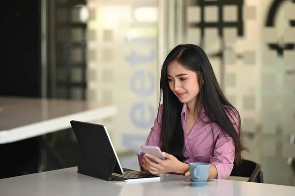 ビジネスマンの女性は オフィスで携帯電話を保持するコンピュータタブレットや手に集中 — ストック写真