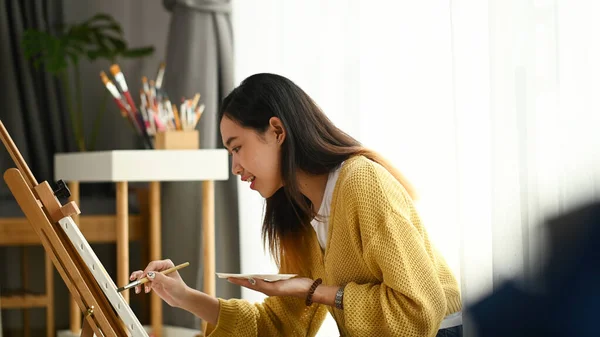 Uma Bela Artista Feminina Está Pintando Com Pinturas Aquarelas Criatividade — Fotografia de Stock