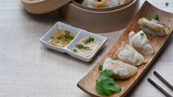 Close Zicht Gebakken Gyoza Plaat Dumplings Bamboe Stoomboot Houten Tafel — Stockfoto