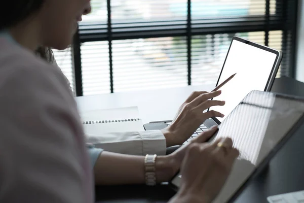 Due Colleghe Stanno Utilizzando Tablet Digitale Discutere Idee Pianificazione Progetto — Foto Stock