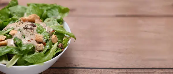 Bol Salade Appétissante Fraîche Sur Une Table Bois Copiez Espace — Photo