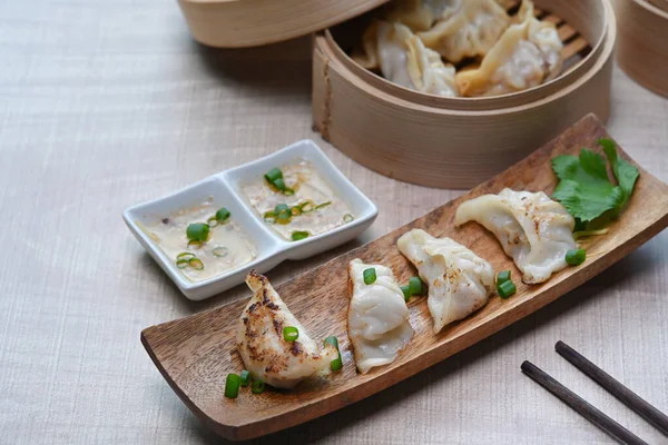 Gebakken Gyoza Plaat Knoedels Bamboe Stoomboot Eetstokjes Een Houten Tafel — Stockfoto