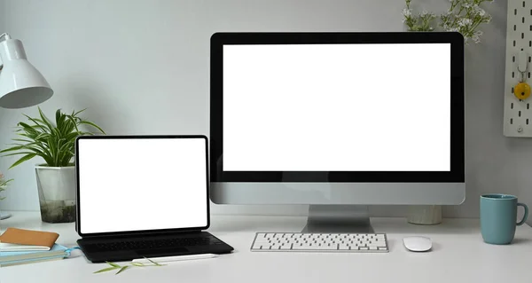 Вид Спереди Рабочего Места Графического Дизайнера Несколькими Компьютерными Экранами Современном — стоковое фото