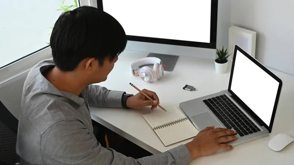 Fotografía Recortada Del Diseñador Gráfico Fotógrafo Está Sentado Mesa Tomando — Foto de Stock