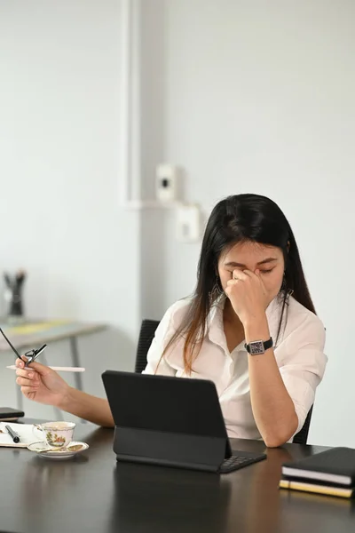 Stressad Ung Kontorsanställd Som Sitter Vid Skrivbordet Och Har Komplicerade — Stockfoto