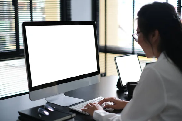 Vista Lateral Mujer Negocios Está Trabajando Computadora Con Pantalla Blanca — Foto de Stock